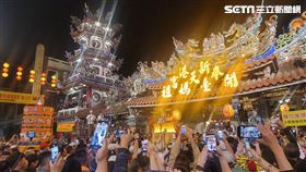 大甲媽祖繞境，25日晚間在奉天宮舉辦回鑾盛典，萬名信眾塞爆。（圖／記者游定剛拍攝）