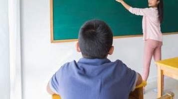 請假25年…退休前教師資格被取消！她提告
