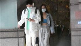 林采緹被直擊本月15日一早與晨泓軍從家中出發準備出國。（圖／本刊攝影組／CTWANT提供）