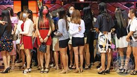 淫官上酒店「擁8嫩妹」！業者再揭黑歷史，鏡週刊