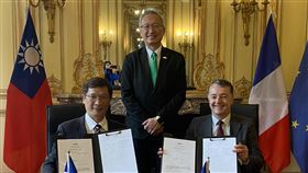 台灣經緯航太科技與法國Cavok-UAS簽約台灣經緯航太科技24日與法國Cavok-UAS公司於台灣駐法代表處正式簽署合約，共同合作發展具備垂直起降能力的長滯空無人機。在駐法代表吳志中（中）的見證下，經緯航太董事長羅正方（左）與Cavok-UAS執行長巴洛狄（右）啟動深度合作第一步，開啟台法無人機產業合作的歷史新頁。中央社記者曾婷瑄巴黎攝112年4月26日