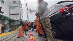 親友慟招魂! 罹難者父:剛送女兒上班人就沒了，招魂示意圖，圖為聯華食品大火招魂畫面。