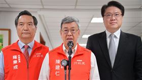 陳建仁今（26）日上午視察「165反詐騙諮詢專線。（圖／行政院提供)