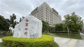 老榮民涉恐嚇游錫(方方土)　被限制住居出境老榮民游貴湘涉嫌恐嚇立法院長游錫(方方土)，6日游貴湘在刑事警察局人員陪同下到桃園地檢署偵訊；經檢方訊問後，被諭知限制住居及限制出境、出海。中央社記者邱俊欽桃園攝　109年3月6日