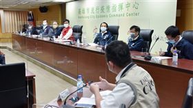 高市防疫量能整備  高榮允隨時備援武漢肺炎（2019冠狀病毒疾病，COVID-19）升溫，醫療量能的整備極為重要，高雄市長陳其邁（紅背心）26日主持防疫會議，高榮也宣示整備人力及物資可隨時支援。（高雄市政府提供）中央社記者王淑芬傳真  110年5月26日