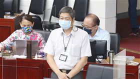 台北市新任勞動局長高寶華台北市議會5日下午進行市政總質詢，市長柯文哲列席並向議會報告表示，新任勞動局長確定由高寶華（前中）接任。中央社記者郭日曉攝　111年9月5日