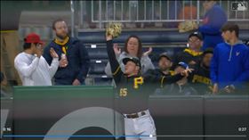 ▲蘇文斯基（Jack Suwinski）沒收貝茲（Mookie Betts）3分砲。（圖／翻攝自MLB官網）