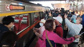 ▲大批資深鐵道迷 見證 台鐵DR2800/2900/3000型三款柴聯自強號退役 樹林火車站（圖／記者陳弋攝影）