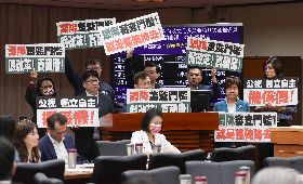 公視法修法 藍委舉牌表達意見