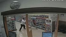 為了保護心愛的女友，大衛與歹徒扭打成一團。（圖／Discovery提供）