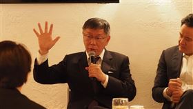 柯文哲與休台姐妹會晚餐。（圖／民眾黨提供）