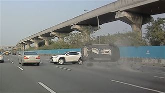 轎車國道高速翻6圈！駕駛「1關鍵」僅擦傷