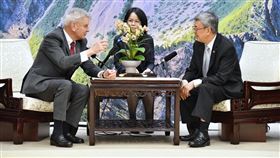 行政院長陳建仁今（26）日下午接見法國參議院副議長暨友台小組主席李察(Alain Richard)等一行。（圖／行政院提供)