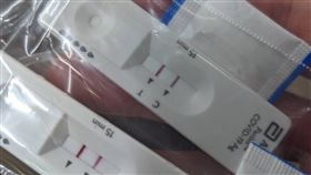 網購確診快篩試劑詐領保險金  刑事局逮人送辦警政署刑事局26日發布破案新聞，台北地檢署111年10月接獲檢舉有民眾網售陽性確診快篩試劑，疑涉詐領防疫險，便指揮警方逮捕2賣家，並擴大追查8名買家和3名保險員共詐領保險金逾新台幣88萬元，依法送辦。（翻攝照片）中央社記者黃麗芸傳真  112年4月26日