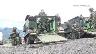 裝甲車藏身市場！民眾驚呼：怎麼可能