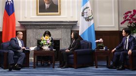 蔡總統與瓜地馬拉總統賈麥岱雙邊會晤（2）總統蔡英文（右2）25日下午由副總統賴清德（右1）陪同，在總統府與友邦瓜地馬拉共和國總統賈麥岱（Alejandro Eduardo Giammattei Falla）（左1）進行雙邊會晤。中央社記者鄭傑文攝  112年4月25日