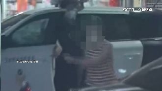 婦街頭亂吼開警車門丟物！民眾驚：好危險