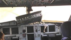 川航前擋玻璃脫落  副機長半身懸掛窗外四川航空3U8633航班今天發生駕駛艙右擋風玻璃破裂脫落意外。機長回憶迫降過程說，玻璃脫落後機內迅速失壓，副機師半邊身體已懸掛在窗外。圖為客機駕駛艙一片狼藉。（截自航空物語微博）中央社 107年5月14日