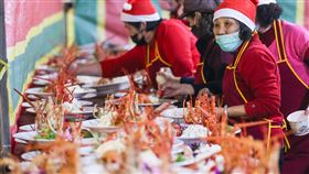 台式辦桌混搭耶誕味　節慶氣氛仍濃（1）台北市26日晚間有宮廟舉行辦桌宴席，工作人員戴著耶誕帽準備料理，節慶氣氛仍濃。中央社記者鄭清元攝　110年12月26日