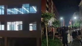 大學情侶深夜教室激戰！「整面透明玻璃」燈沒關…上百學生嗨直播▲（圖／翻攝自微博）