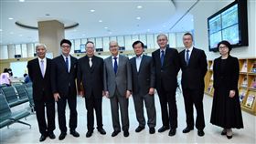 海基會董事長李大維在海基會秘書長邱垂正陪同下於參觀聯合服務中心，了解兩岸文書驗證的運作現況(圖/海基會提供)