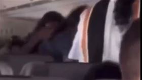 ▲1男3女機艙內亂鬥！激動「打碎飛機窗戶」　航班緊急迫降2次（圖／翻攝自推特）