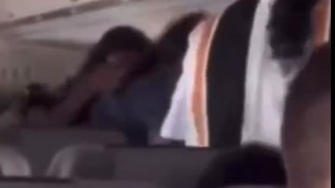 1男3女機上亂鬥打碎窗戶　航班急迫降2次