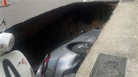 竹北,天坑,特斯拉（圖／竹北市民代表彭竣志提供）