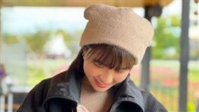 峮峮把古曜威的愛貓「酷弟」攬進懷中。（圖／中視提供）