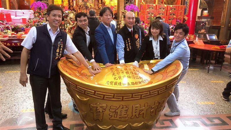 台中南天宮求金錢龜　為三井北館帶錢潮