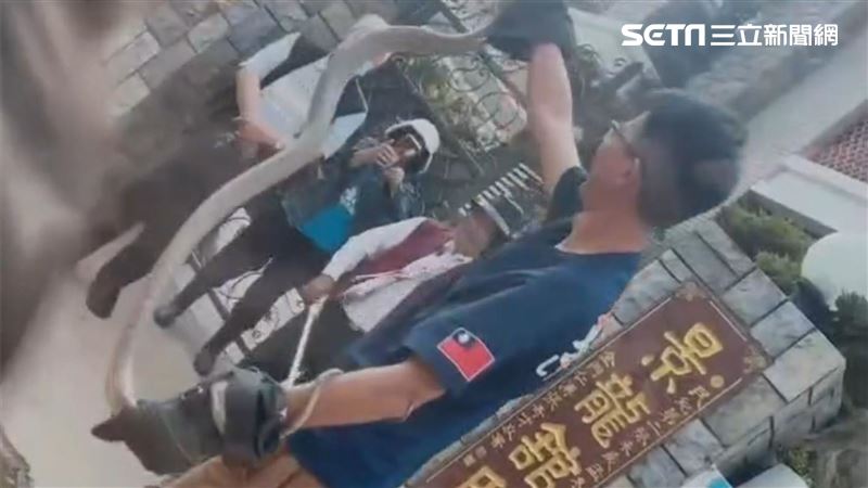 捕蛇達人遭蛇吻險丟命　出院再戰2米巨蛇