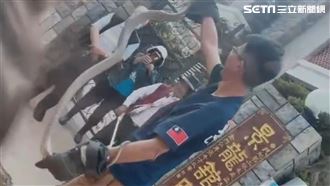捕蛇達人遭蛇吻險丟命　出院再戰2米巨蛇