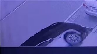 竹北建案旁現天坑　特斯拉墜坑瞬間曝