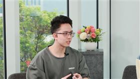 孫安佐（左）無懼酸民評論，上節目大吐心聲。（圖／東風提供）