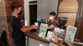 桃園市配合環保署減塑政策，7月1日起，轄內飲料店不得提供塑膠一次用飲料杯，桃園市環保局呼籲民眾購買手搖飲時可自備環保容器或選擇使用桃園循環杯，一起為減塑及環保努力。（圖／桃園市政府環保局提供）