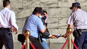 台灣國成員又大鬧中正紀念堂。（圖／民眾提供）