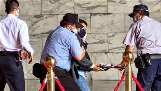 獨派突襲中正紀念堂！男持槍射蔣公銅像