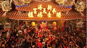 ▲萬人塞爆恭迎大甲媽抵達新港奉天宮。（圖／寶島神很大）