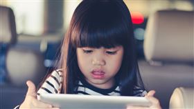 小孩看平板