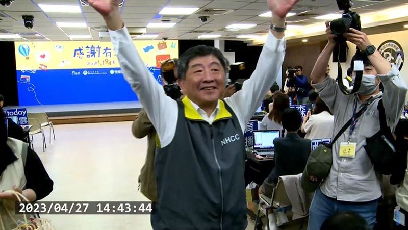 終場記者會發祈福餅乾 阿中露久違燦笑