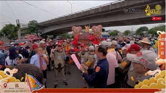 浩大重機隊追隨大甲媽　人民保母莊嚴接駕
