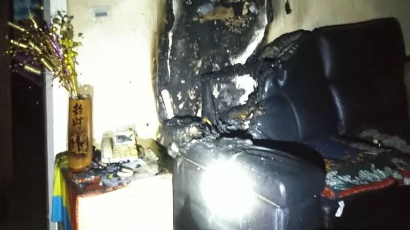 行動電源過充爆炸！新北男客廳燒出焦黑痕