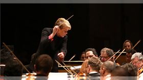 英國的愛樂管弦樂團（Philharmonia Orchestra）宣布，自2023-24樂季起，任命艾索普（Marin Alsop）為首席客座指揮。