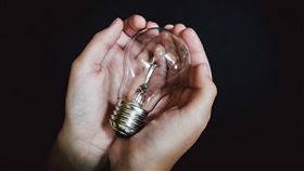 哥倫比亞，肛門痛，直腸塞了一顆完整電燈泡（圖／PIXABAY）