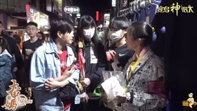  ▲年輕女香客帶著自17歲便請的進香旗，祈求全家平安追隨大甲媽。（圖／寶島神很大）