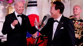 尹錫悅在晚宴中高唱喜愛的西洋老歌「美國派」（圖／路透社／達志影像）