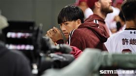 ▲樂天桃猿二壘手林立受傷在場邊當觀眾。（圖／記者劉彥池攝影）