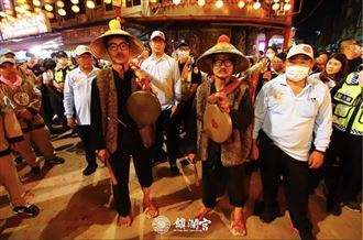 大甲媽欽點！先鋒報馬仔全程赤腳不怕苦