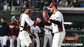▲樂天桃猿終結者豪勁守住球隊勝利和捕手張閔勛擊掌慶祝。（圖／記者劉彥池攝影）