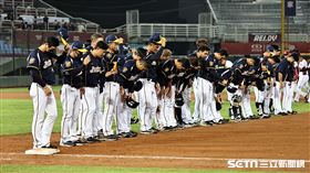 ▲中信兄弟4：6不敵樂天桃猿，球員賽後鞠躬和外野球迷致意。（圖／記者劉彥池攝影）